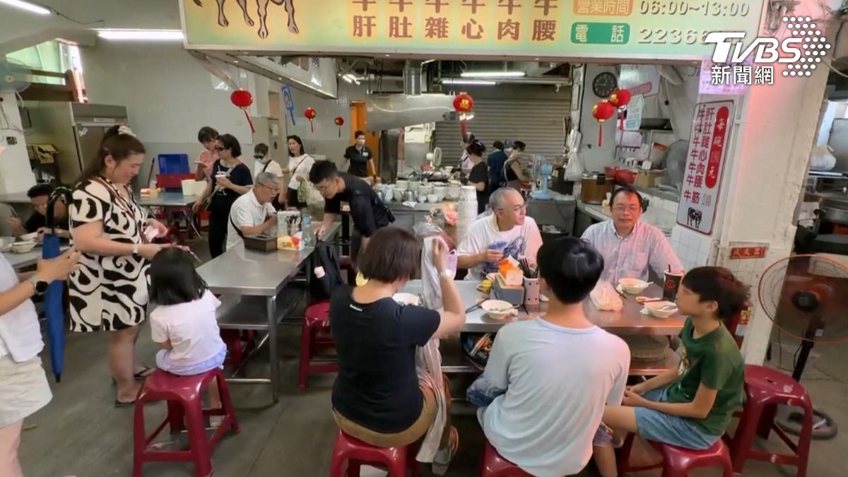 嘉義市東市場一家知名牛雜湯店,因料多實在且能免費續湯,每天都吸引大批排隊人潮。(圖/TVBS)