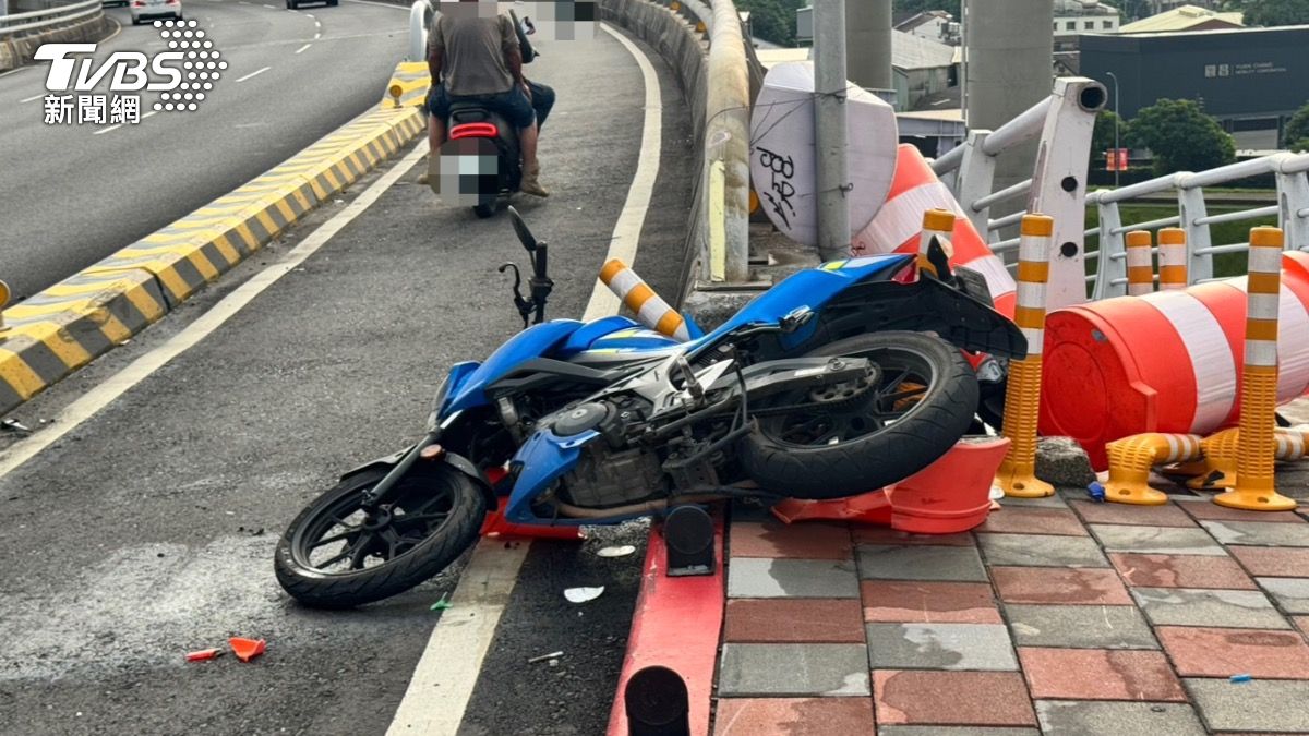 快訊/新北大橋機車疑自摔 54歲騎士命危送醫
