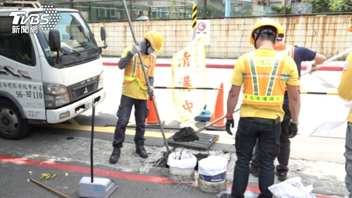 台北市清潔隊員頂著烈日打開側溝,固定安排日常巡查與淤泥清理作業。(圖/TVBS)