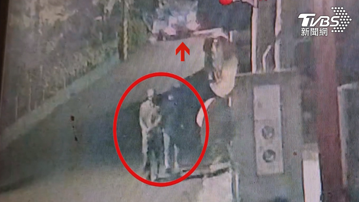 台南一輛貨車行經路口轉彎時當場撞上一輛機車,車上三人竟未報警棄車逃逸。(圖/TVBS)