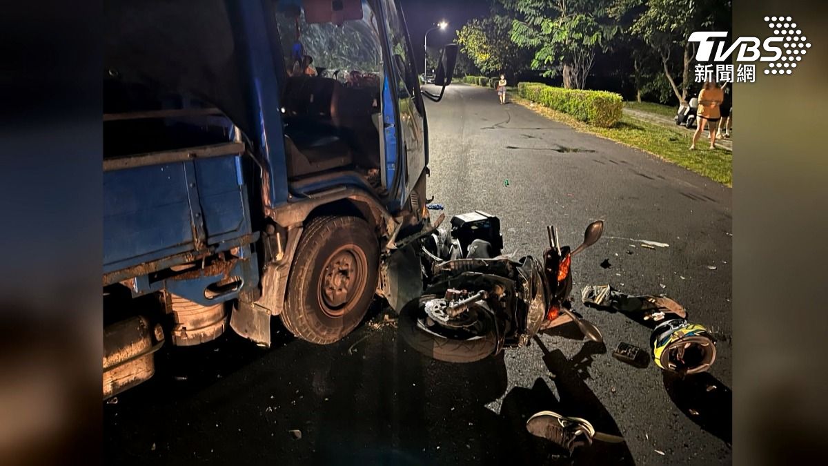 車禍撞擊力道相當大,造成29歲張姓騎士重傷,送醫搶救兩天後仍宣告不治。(圖/TVBS)