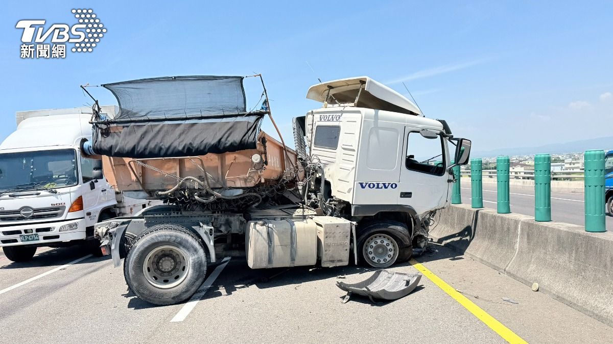 端午悲劇!砂石車自撞「遭自車輾斃」。(圖/TVBS)