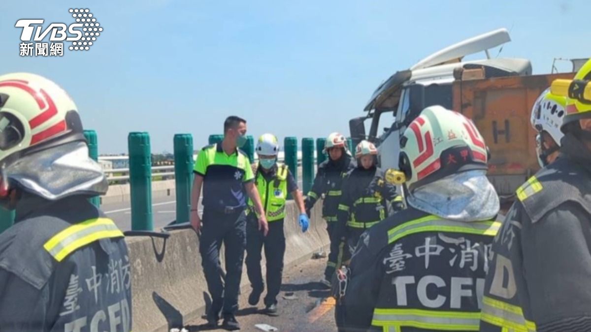 端午悲劇!砂石車自撞「遭自車輾斃」。(圖/TVBS)