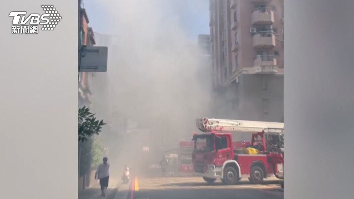 透天厝廚房起火!濃煙封路,鄰店遭殃。(圖/民眾提供)