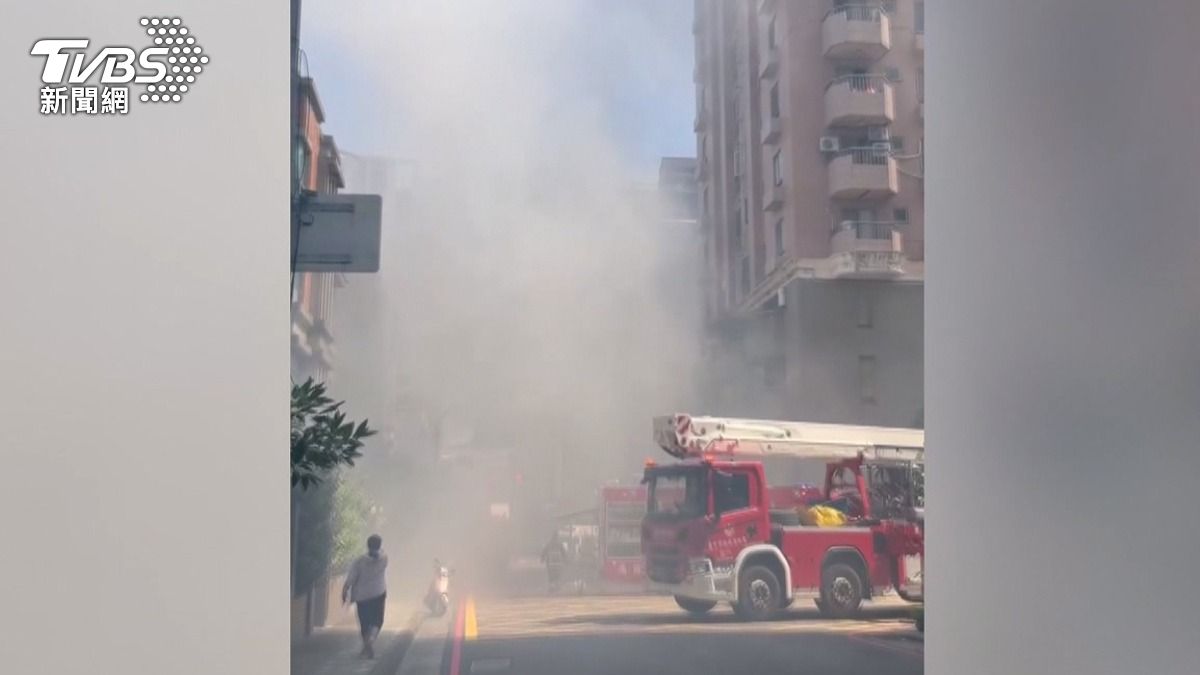 透天厝廚房起火！濃煙封路，鄰店遭殃。（圖／民眾提供）