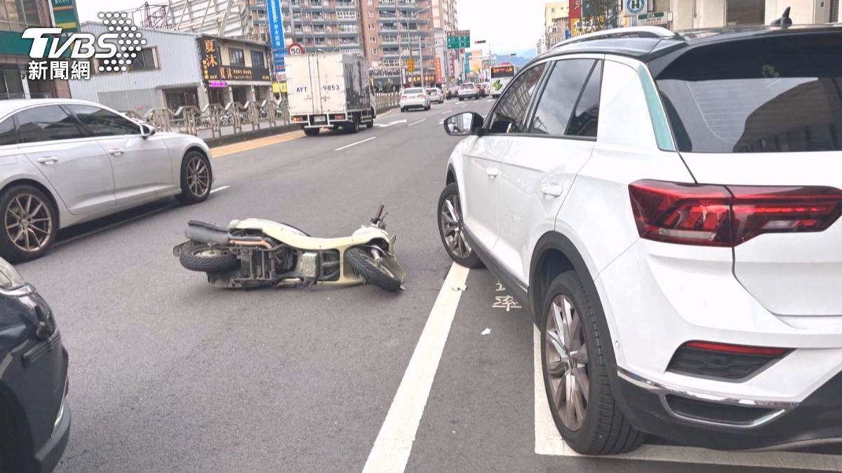 複製貼上車禍！35歲女「同地點連撞2次」，肇事經過幾乎沒變。(圖／TVBS)