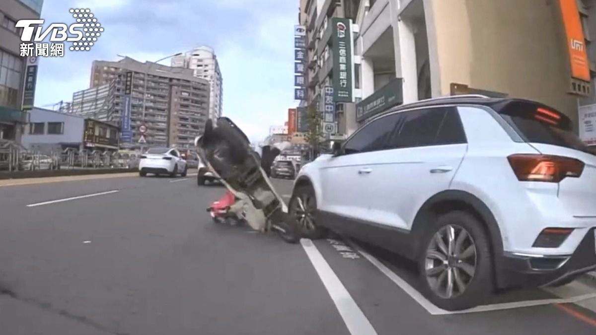 35歲廖姓女駕駛在同一個停車格、短短1小時內連續肇事兩次，兩起事故經過幾乎如出一轍。(圖／民眾提供)