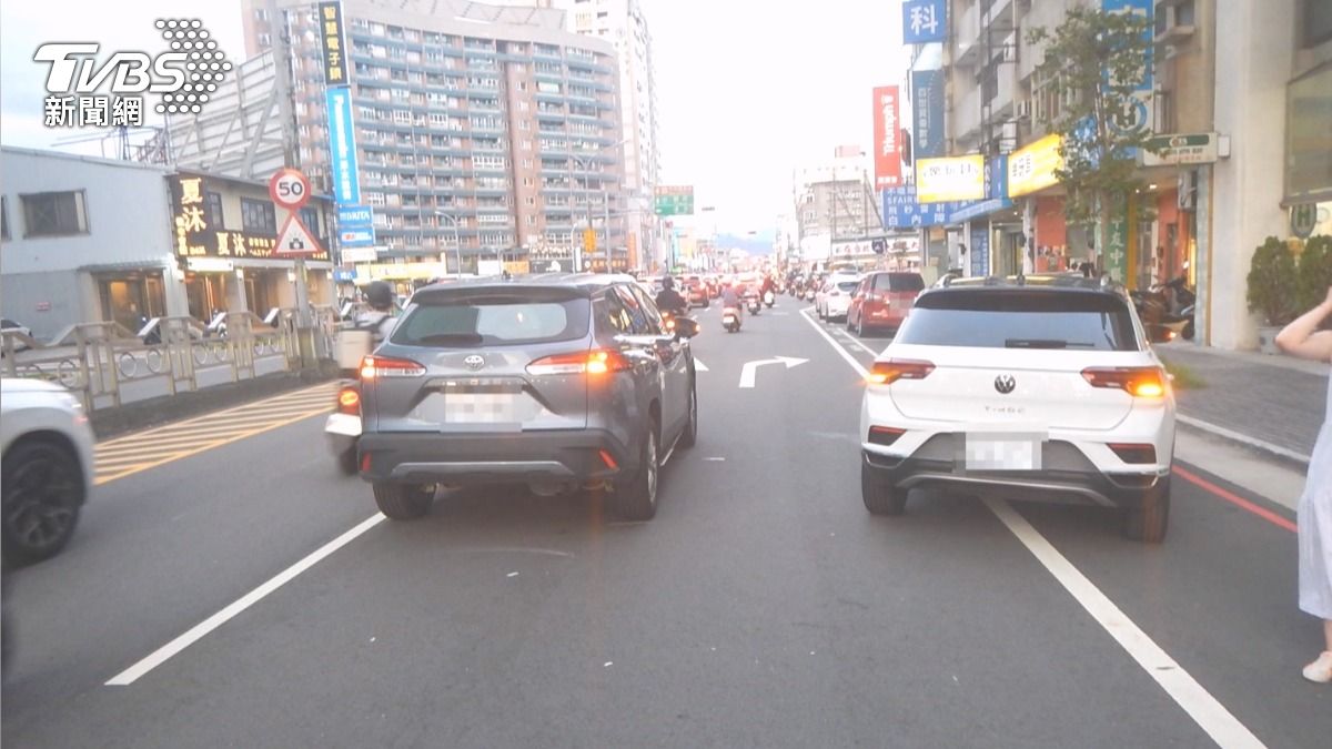 員警抵達後驚訝發現，肇事車輛竟是同一輛白色休旅車，駕駛也是同一位廖姓女子。(圖／民眾提供)