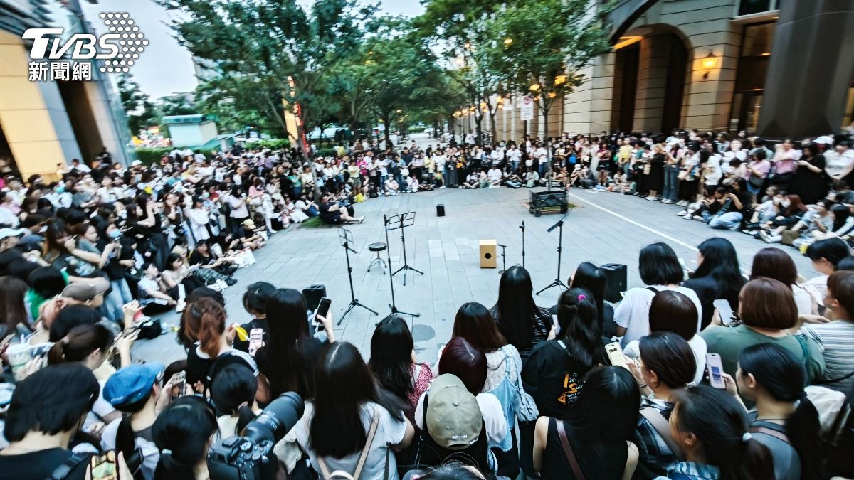 直擊／太驚喜！FTISLAND無預警突襲信義區　近千名粉絲現場圍觀等待