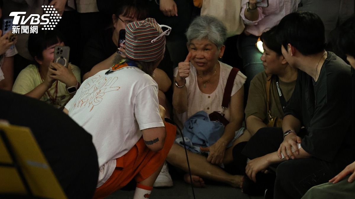 追星最前線的阿嬤給李洪基一個讚。(圖/張哲鳴攝)