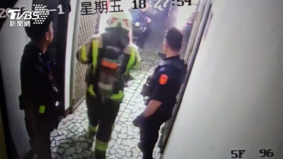 鄭男拒捕竟打開瓦斯並引燃火焰,警消緊急疏散住戶後破門將人制伏。(圖/TVBS)