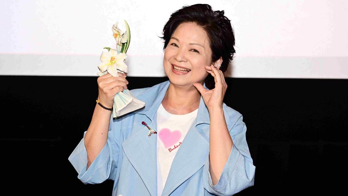 淚憶下鄉幫長者洗澡!金馬影后楊貴媚行善20年獲「真善美大賞」百位影人現場超感動