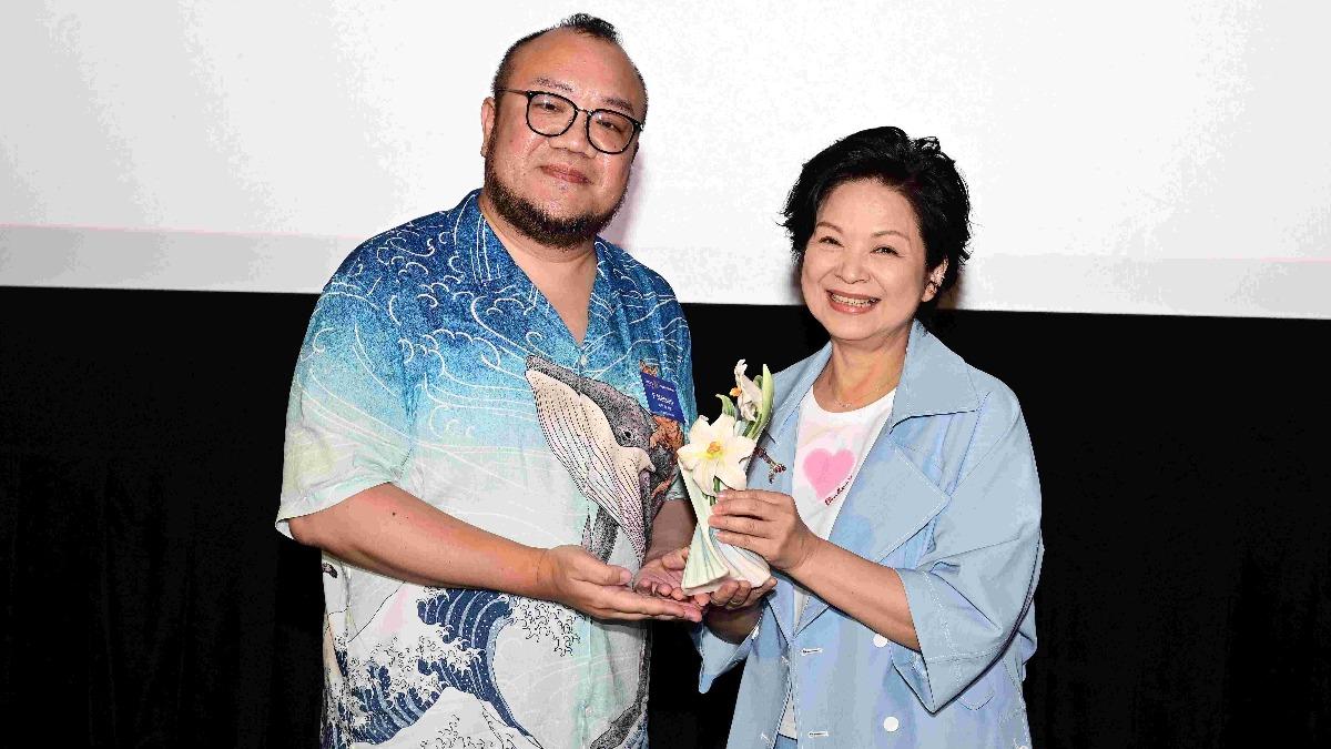 導演葉天倫授獎給楊貴媚獲頒首屆「福爾摩沙藝術大賞」真善美大賞,表彰她「藝術與公益,同樣堅持」。(圖/台北電影人扶輪社提供)