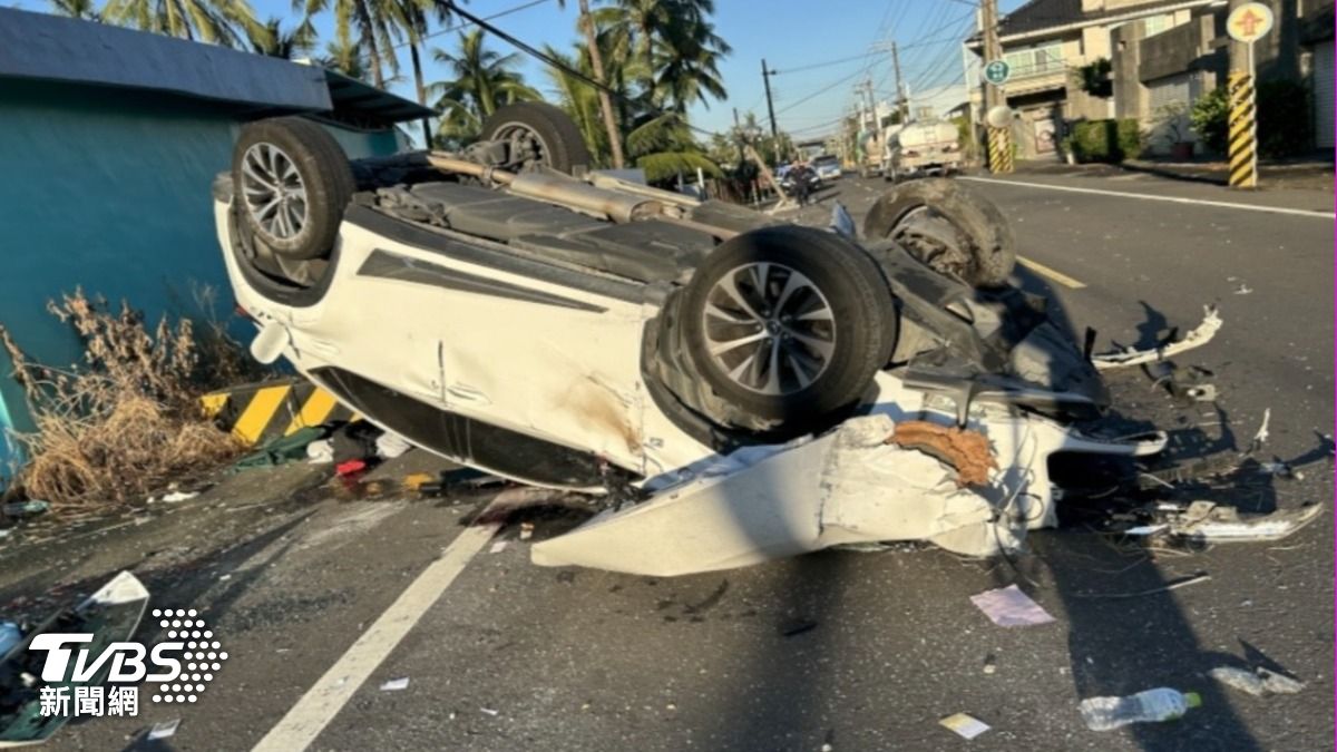 車輛當場翻車、車殼四散。(圖/TVBS)