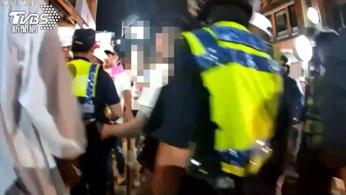 淡水大拜拜整晚發生2起零星衝突，優勢警力到場控制場面。（圖／TVBS）