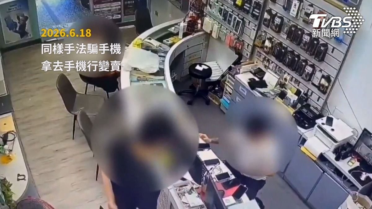 羅姓男子這個月又再度落網,手法如出一轍,監視器畫面可見他走進手機行變賣手機換取現金,案發隔天隨即又進了警局。(圖/TVBS)