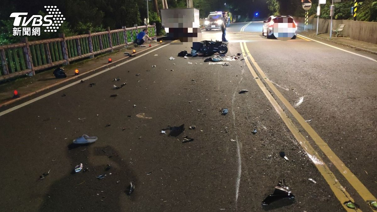 沈姓男大生被逆向超車的貨車撞飛慘死,現場留下大片血跡。(圖/TVBS)