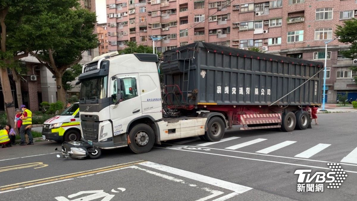 視線死角!曳引車不知擦撞機車沿路推行,險捲車底。(圖/TVBS)