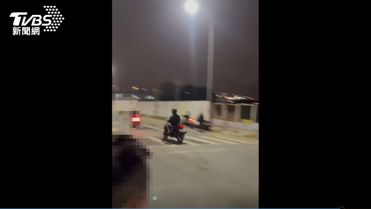 飆車族竟在馬路上舉辦「直線加速比賽」。(圖/TVBS)