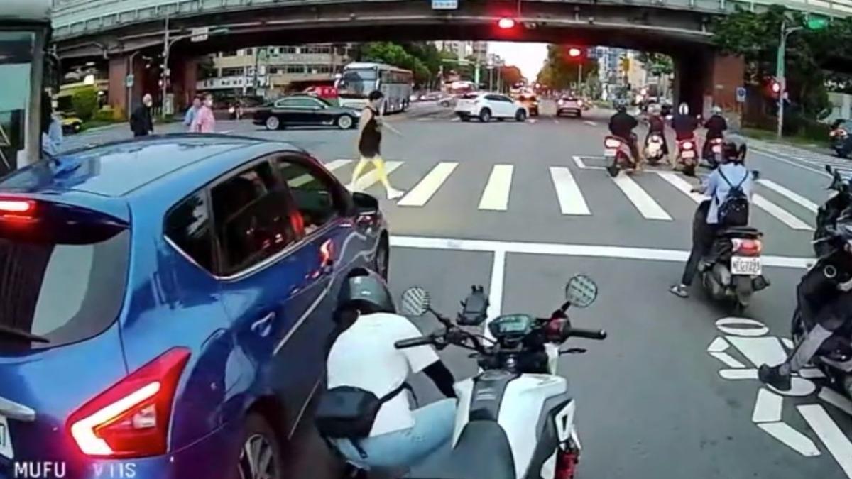 女騎士見前車乘客亂丟菸蒂,撿起丟回車內,遭副駕男子稱燙傷提告。(畫面提供Threads@carlyyyyywu)