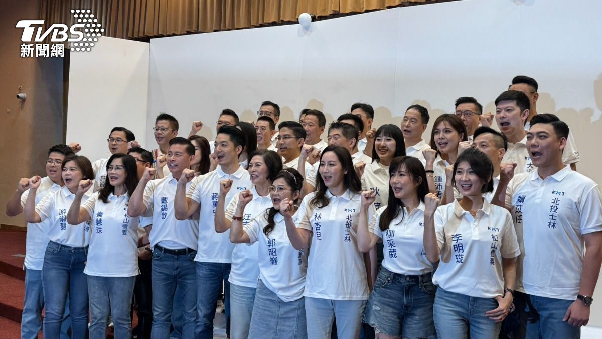 台北市長蔣萬安與國民黨議員參選人們拍形象照。(圖/陳怡潔攝)