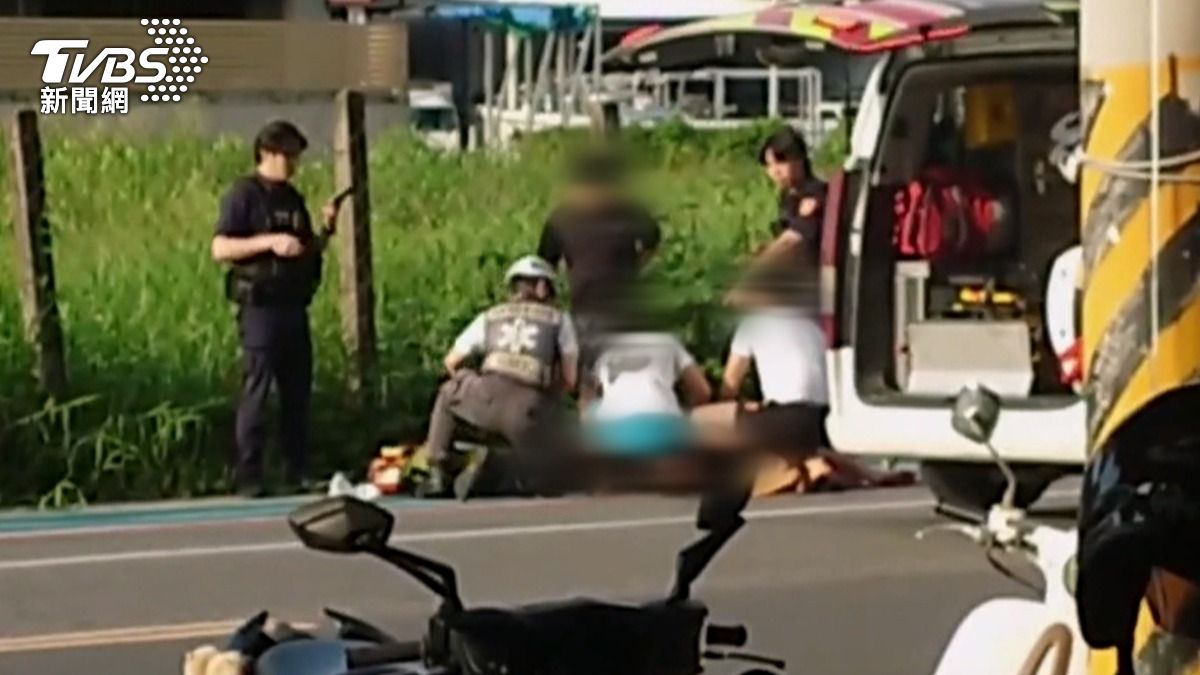 救護車趕抵現場後，發現黑衣男子大腿滿是鮮血，背部也遭到砍傷。（圖／TVBS）