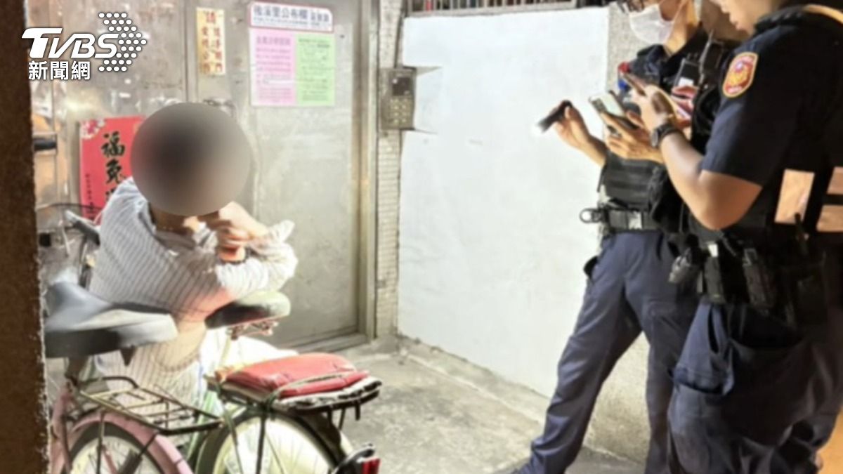 男全裸躲公寓梯間遭強制送醫,隔日竟穿病服又現身,居民驚慌報警。(圖/TVBS)