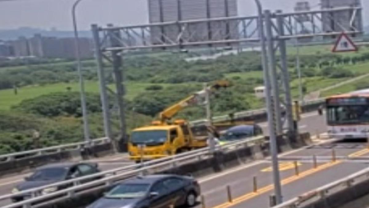 拖吊車到場畫面。(圖/翻攝自台灣即時影像監視器)