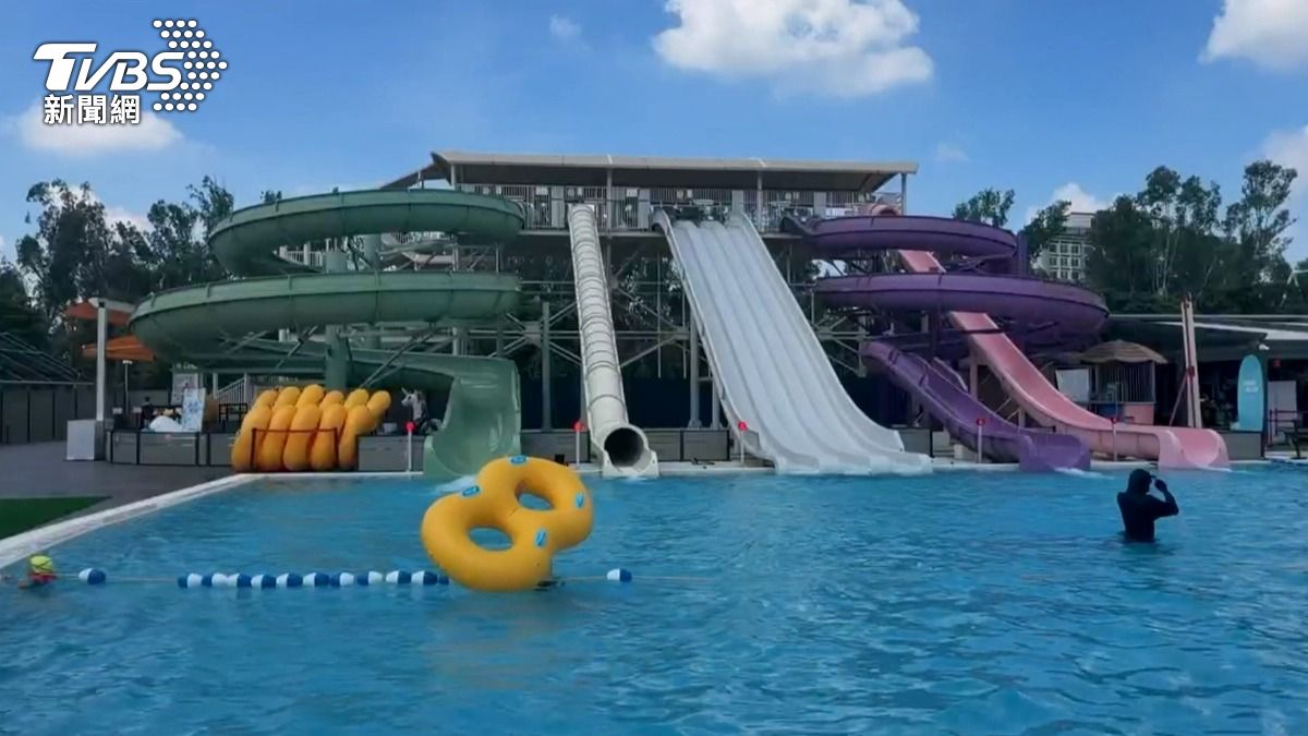 炎炎夏日到來,玩水消暑成為民眾首選,嘉義縣首座度假型水樂園正式啟動試營運,主打國際級滑板衝浪設施與多達11條滑水道。(圖/TVBS)