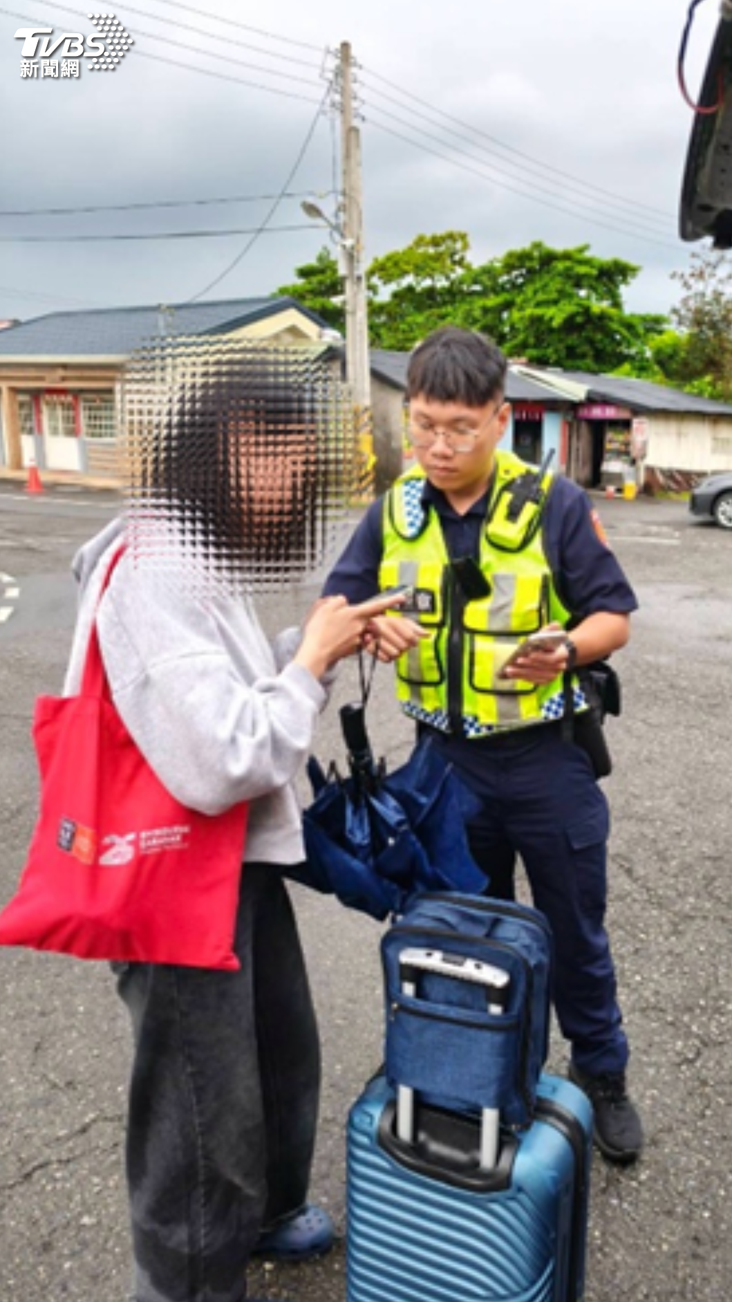搭小黃爆口角!外籍女大生遭半路丟包。(圖/TVBS)