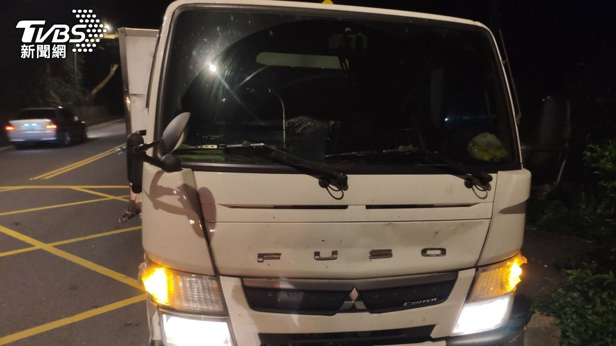 肇事的小貨車。(圖/TVBS)