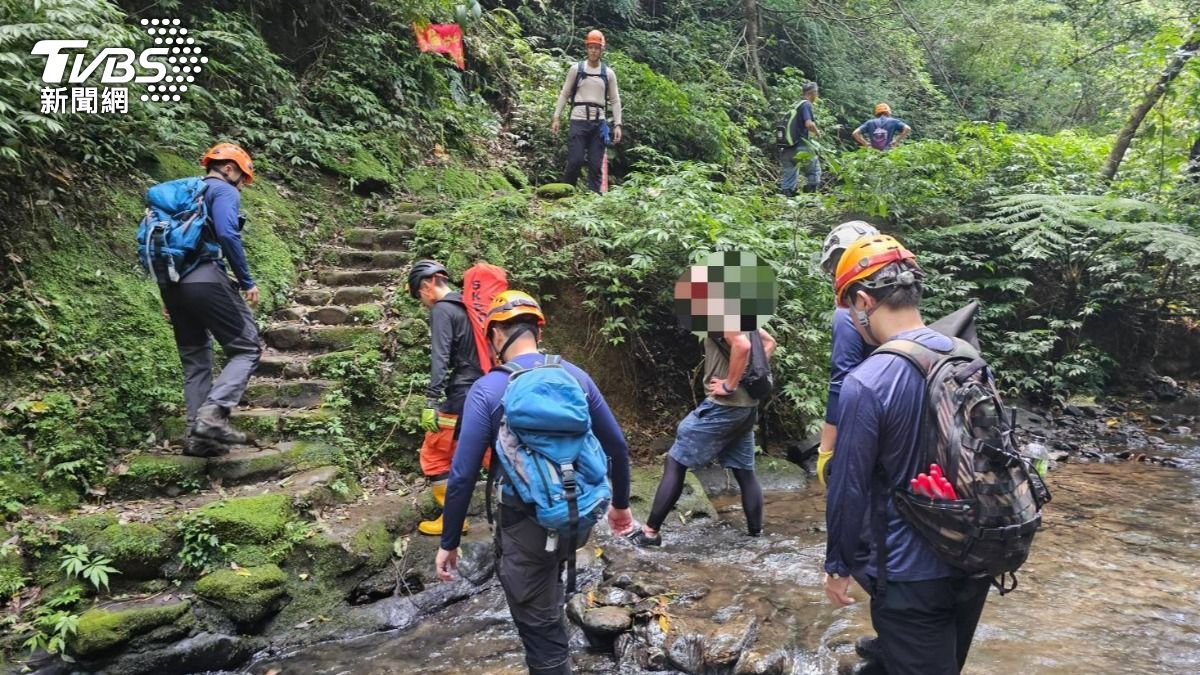 2名登山客遭到蜂群攻擊,警消上山救援。(圖/TVBS)