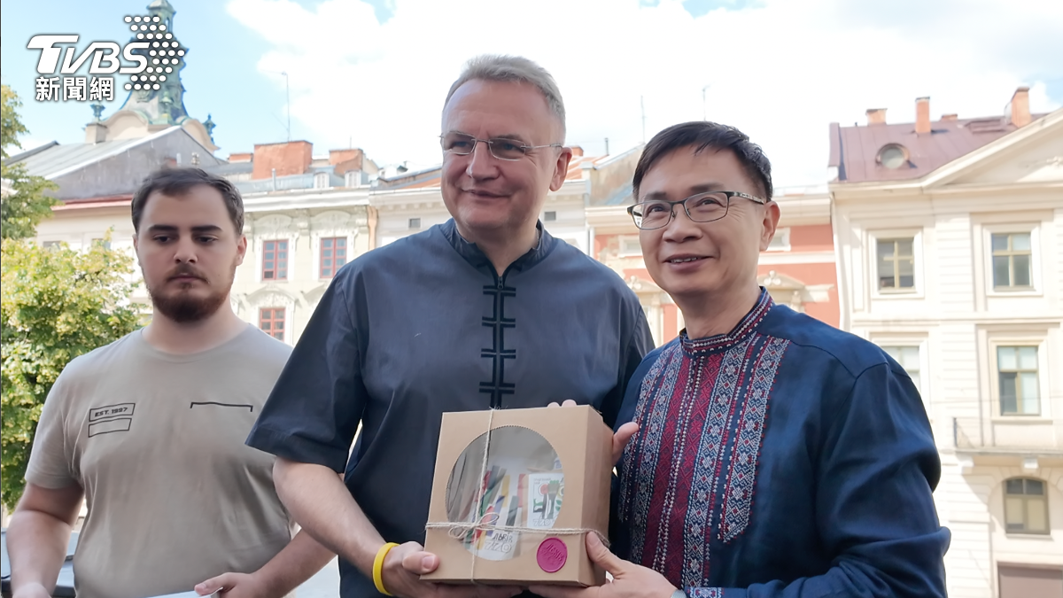 貿協董事長黃志芳（右）與利沃夫市長Andriy Sadovyi（中）。（圖／謝佩穎攝）