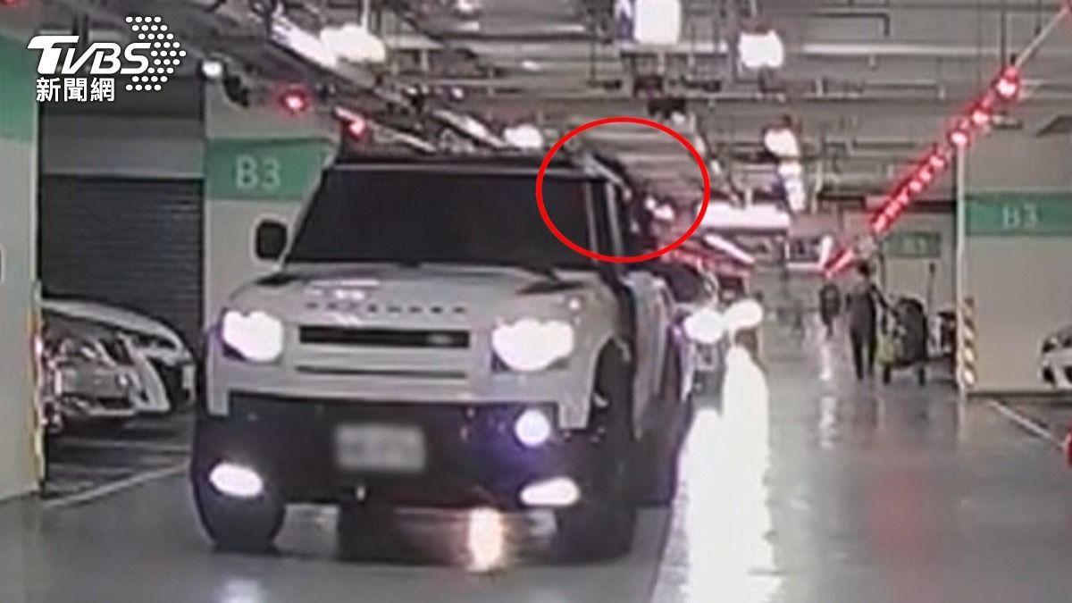 影音/出拳不為「釘孤枝」 台中百貨2車「猜拳」定誰先停車。(圖/TVBS)