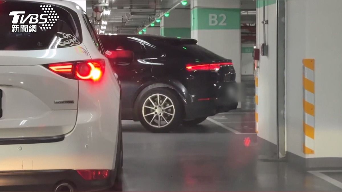 搶車位不動怒!雙方猜拳決定誰停。(圖/TVBS)