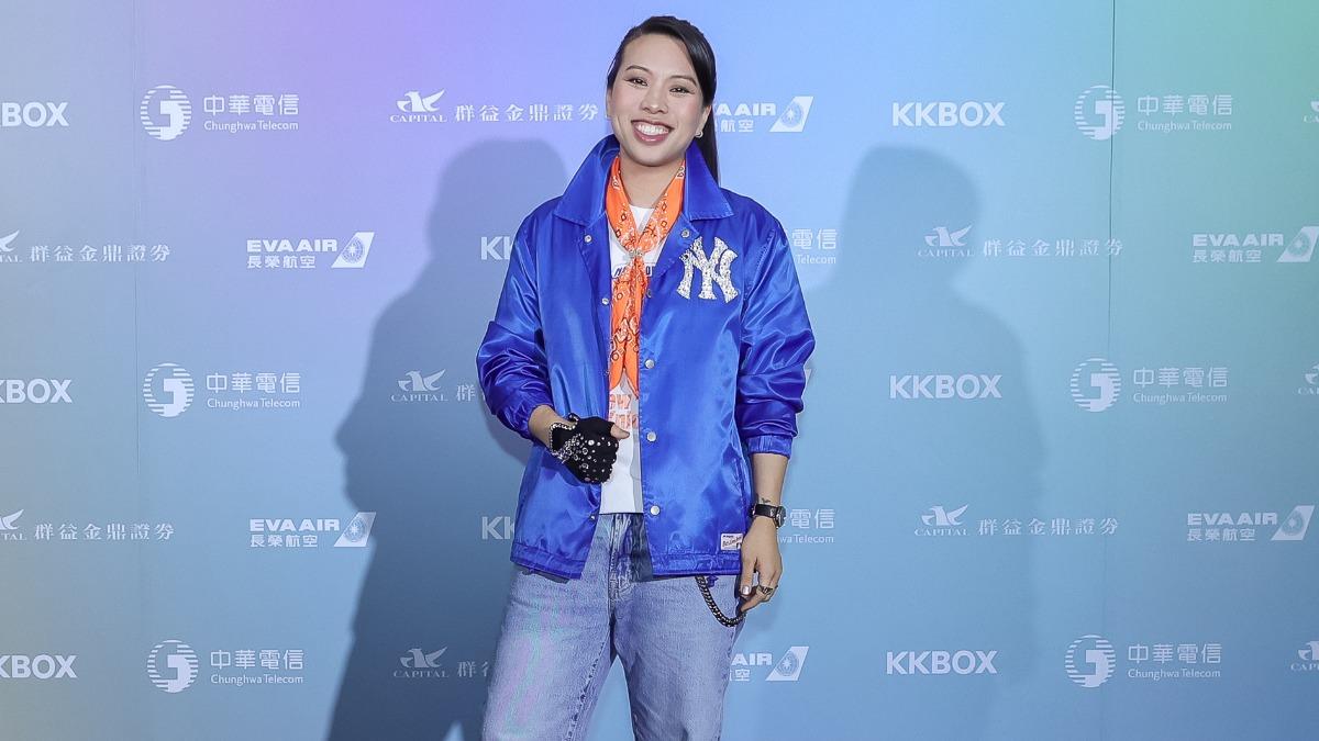 葛仲珊日前在KKBOX風雲榜演出時,特地穿尼克隊的T-shirt以及寫著New York的藍色戰袍。(圖/KKBOX提供)