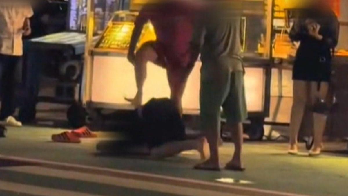 端午連假期間,屏東墾丁大街一名紅衣男子將黑衣男子打倒在地,引發現場騷動。(圖/翻攝_記者爆料網)