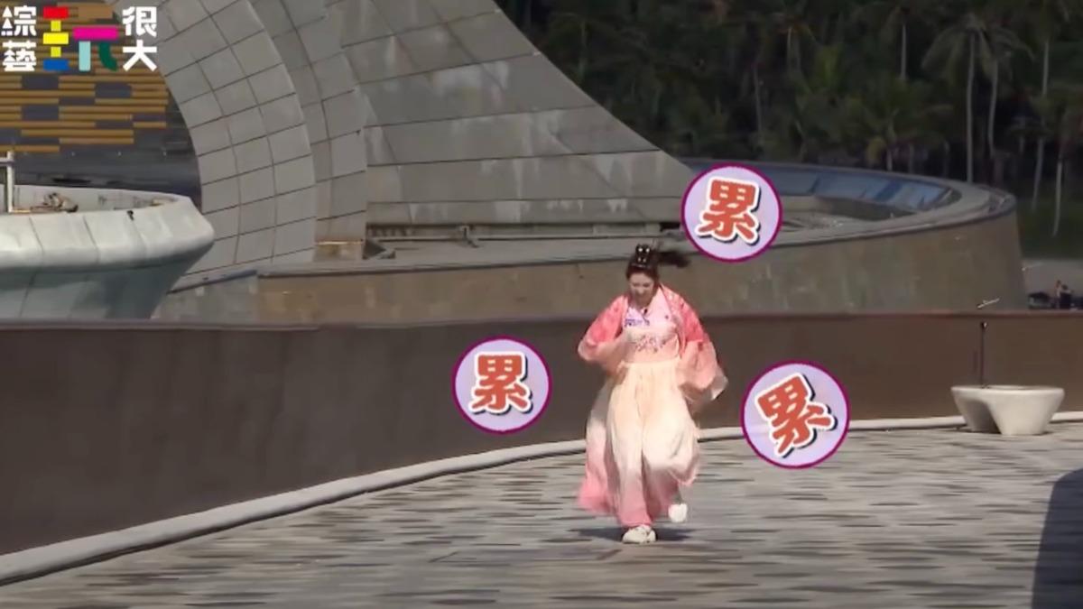 曾莞婷在烈日下狂奔。(圖/綜藝玩很大提供)