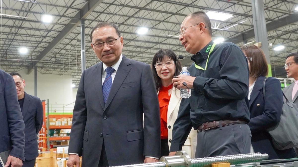 邱士榮親自向侯友宜介紹器械運作方式。(圖/新北市經發局提供)