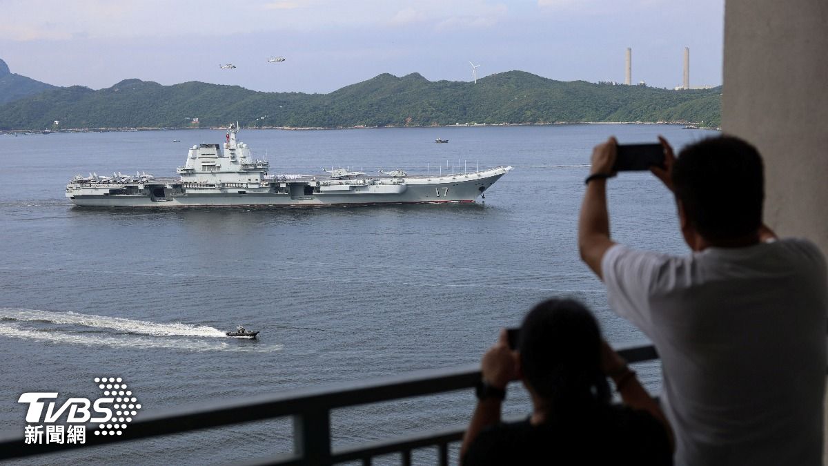 人們正在拍航空母艦「山東號」。(圖/達志影像路透社)