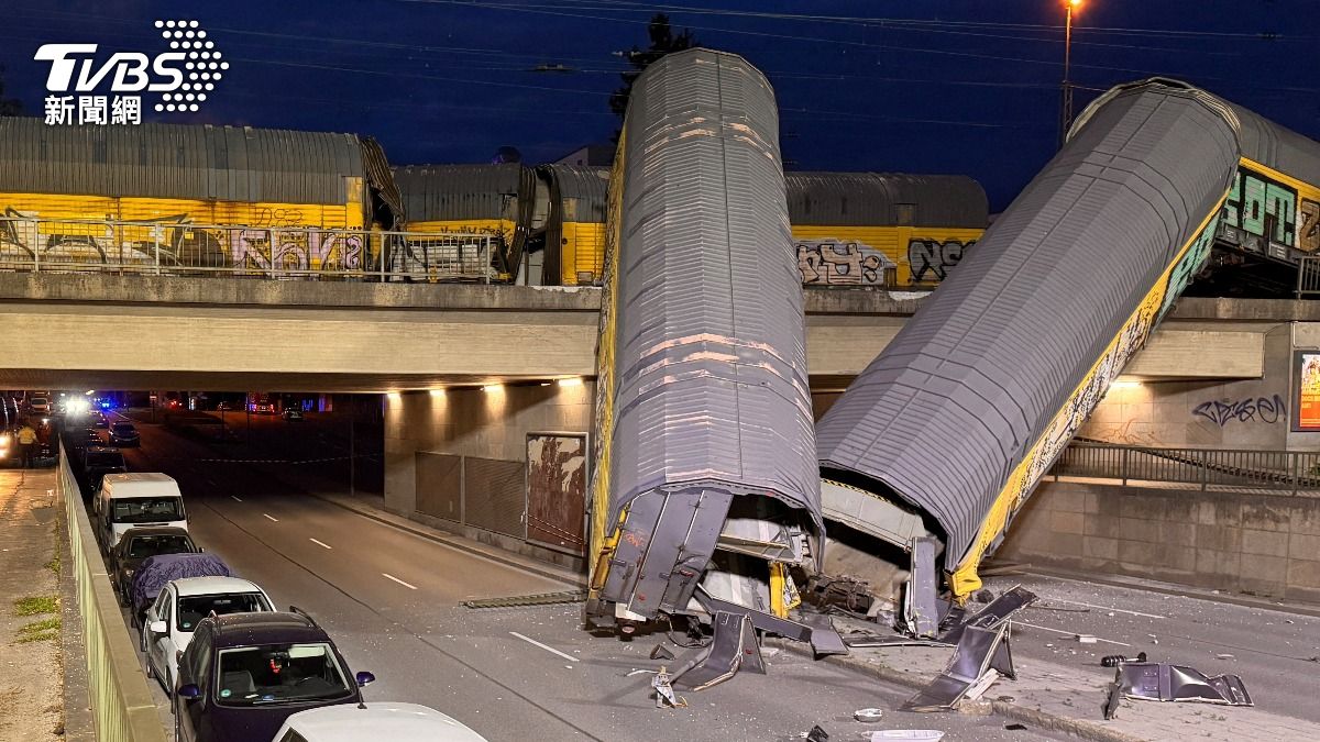 德國列車深夜相撞!車廂墜5公尺砸路面慘況曝 1人重傷送醫