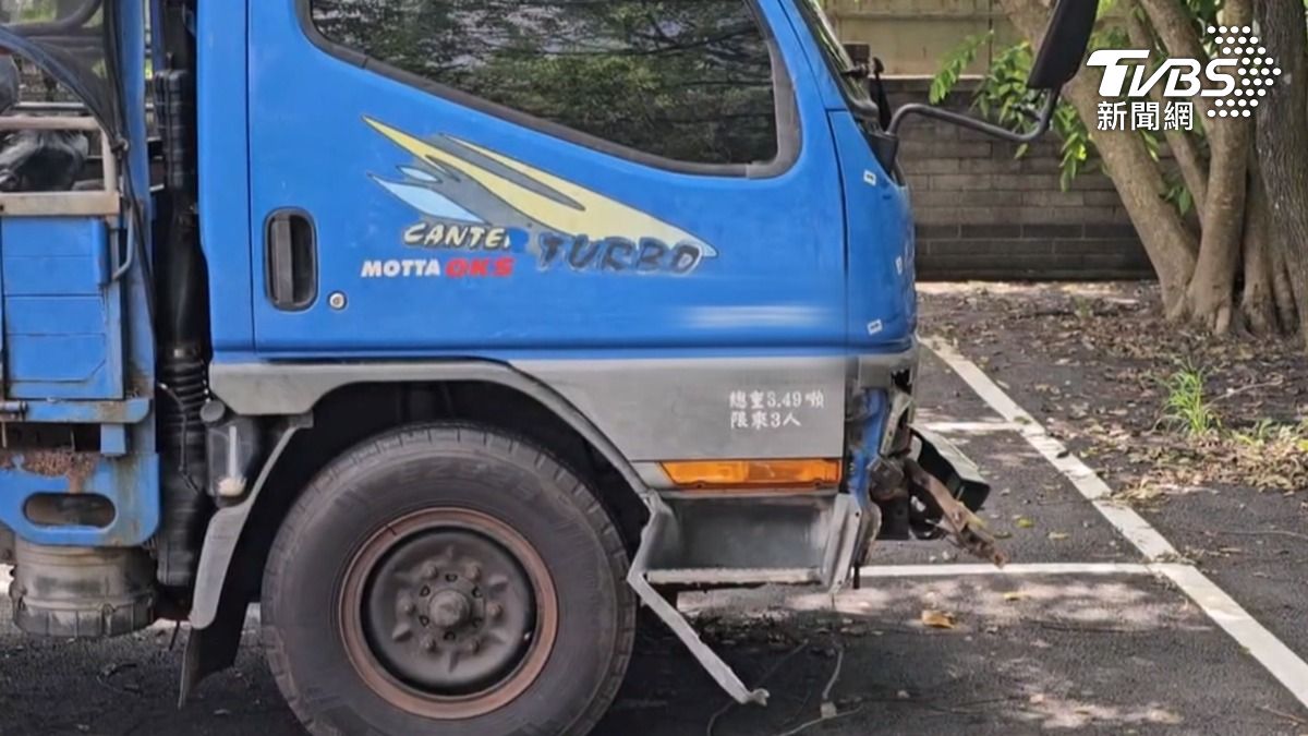 從肇事貨車車頭毀損程度研判,當時撞擊力道相當猛烈。(圖/TVBS)