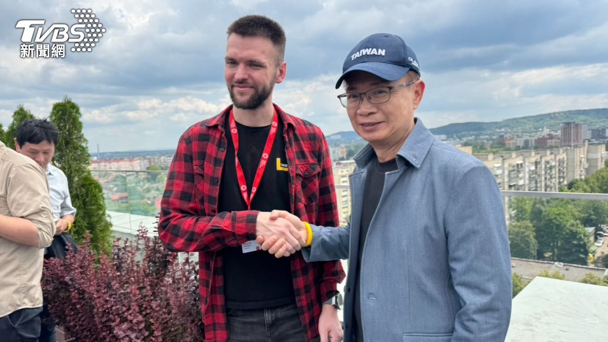 「UNBROKEN」負責人Zelizko Yaroslav(左)、貿協董事長黃志芳(右)。(圖/謝佩穎攝)