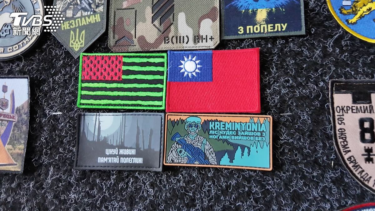 烏克蘭UNBROKEN醫療院區的志願役徽章中,也有看到台灣國旗。(圖/謝佩穎攝)