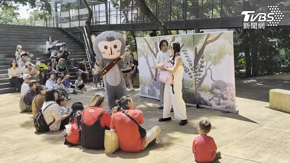 高雄市農業局和獼猴協會特地在動物園內舉辦活動,向遊客解說與獼猴的相處之道。(圖/TVBS)