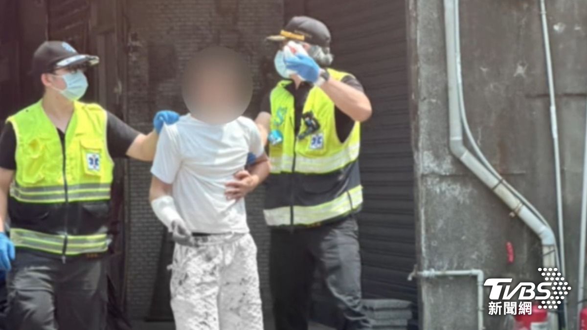 端午連假，同事聊天突口角，白衣男遭揮砍滿身血。（圖／TVBS）