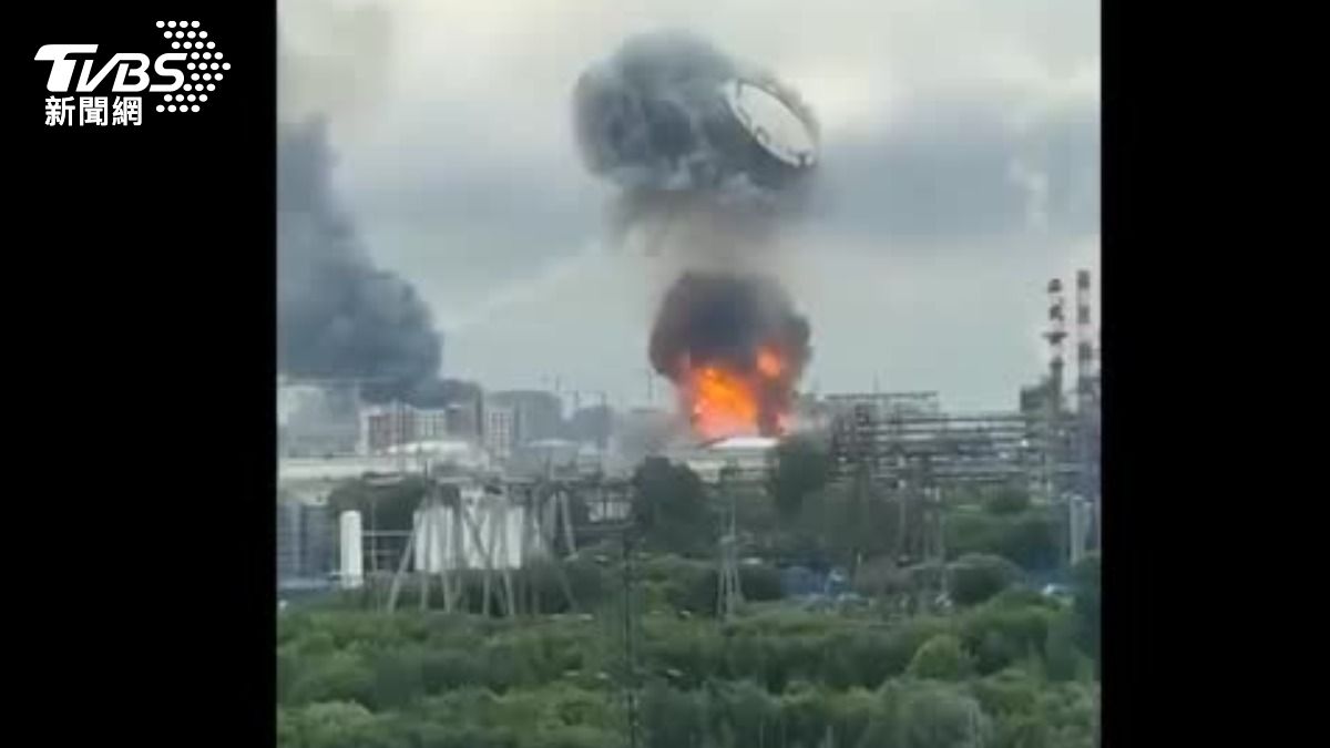 莫斯科一座煉油廠發生大爆炸。（圖／達志影像路透社）