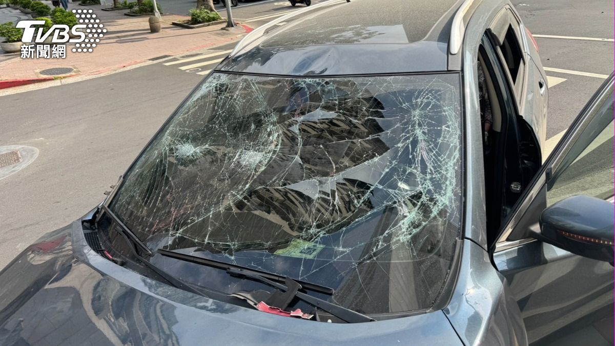 休旅車擋風玻璃全裂。(圖/TVBS)