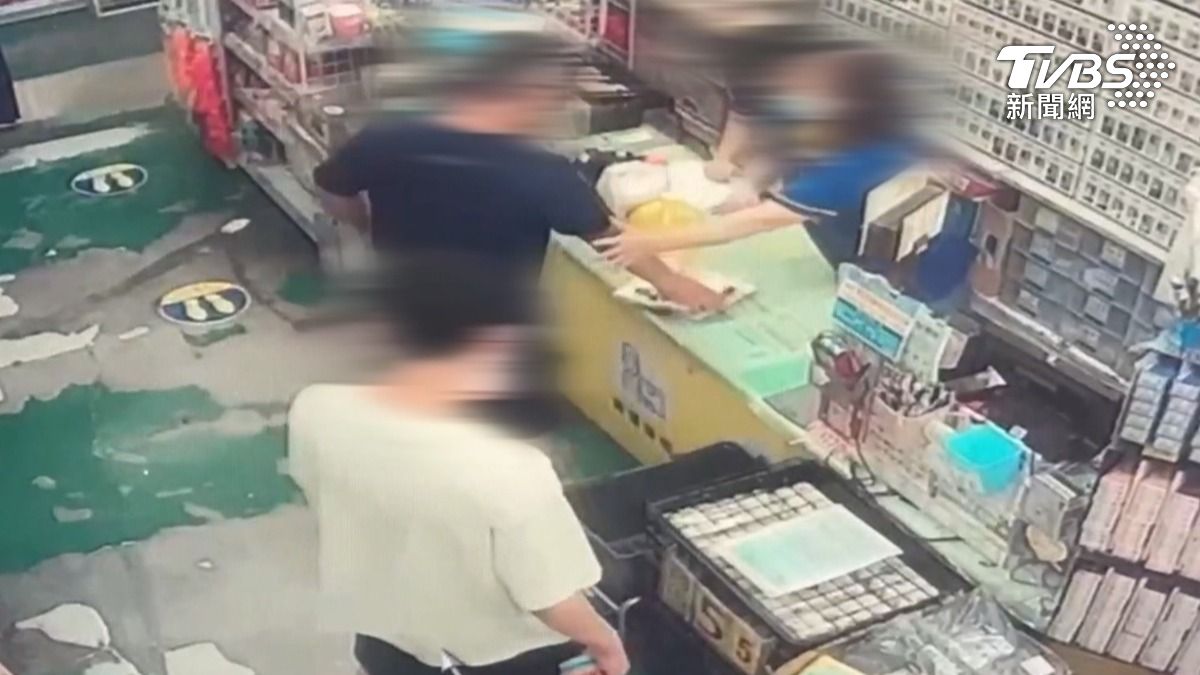 台南一名年輕男子因找不到商品怒罵店員,遭在場中年顧客出言制止,雙方從櫃檯一路吵到店外。(圖/TVBS)