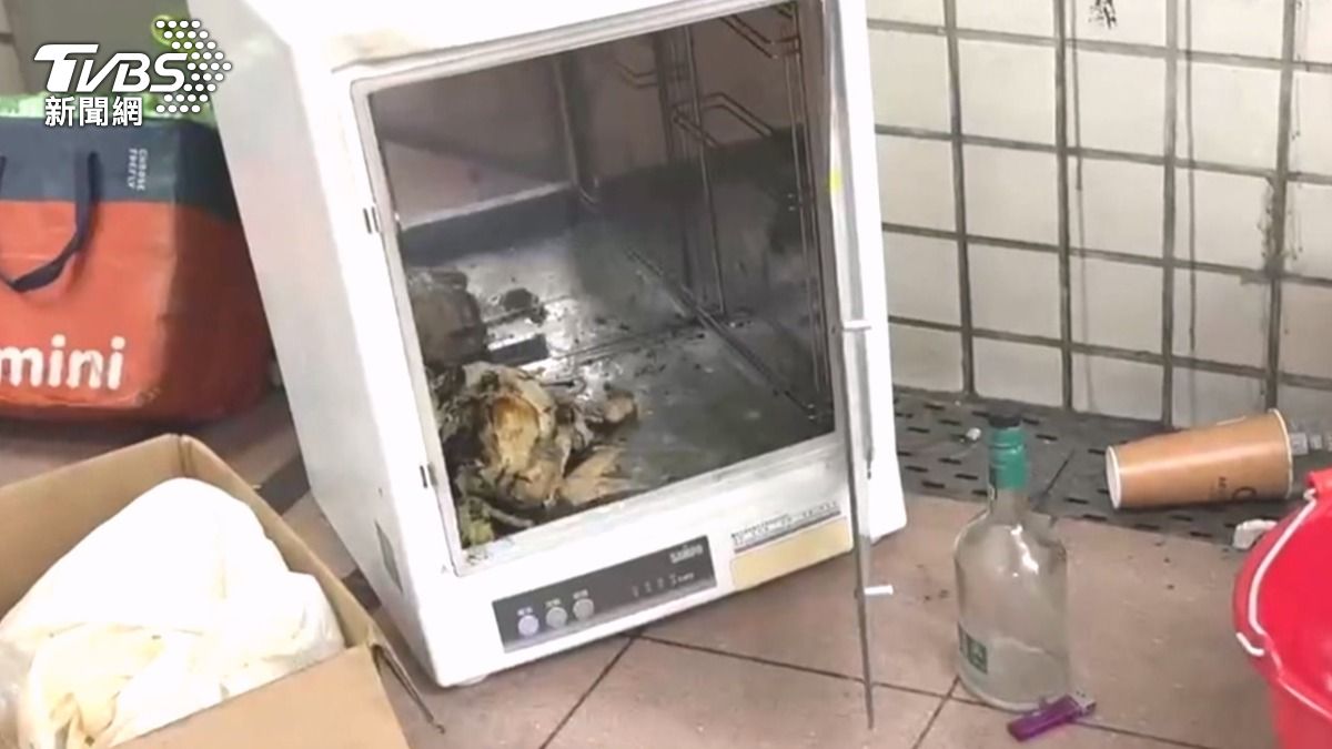 地下道飄濃煙,竟是街友在「加熱烤雞」。(圖/TVBS)